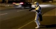 Jedi-Robe.com Stormtrooper spielt mit dem Verkehr (Englisch)