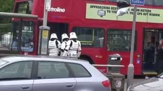 Stormtroopers versuchen in einen Londoner Bus vor dem Jedi-Robe Laden einzusteigen